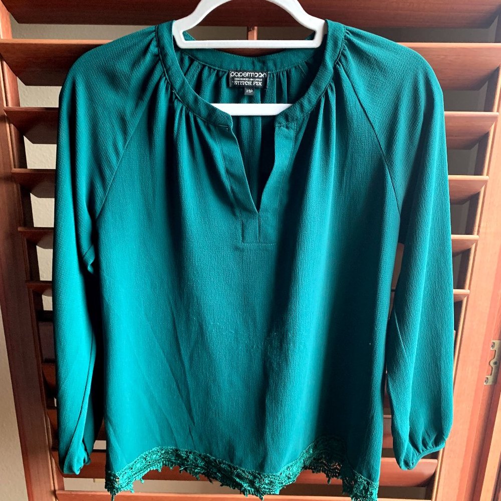 Green Long-Sleeve Blouse with Lace Details - XSP